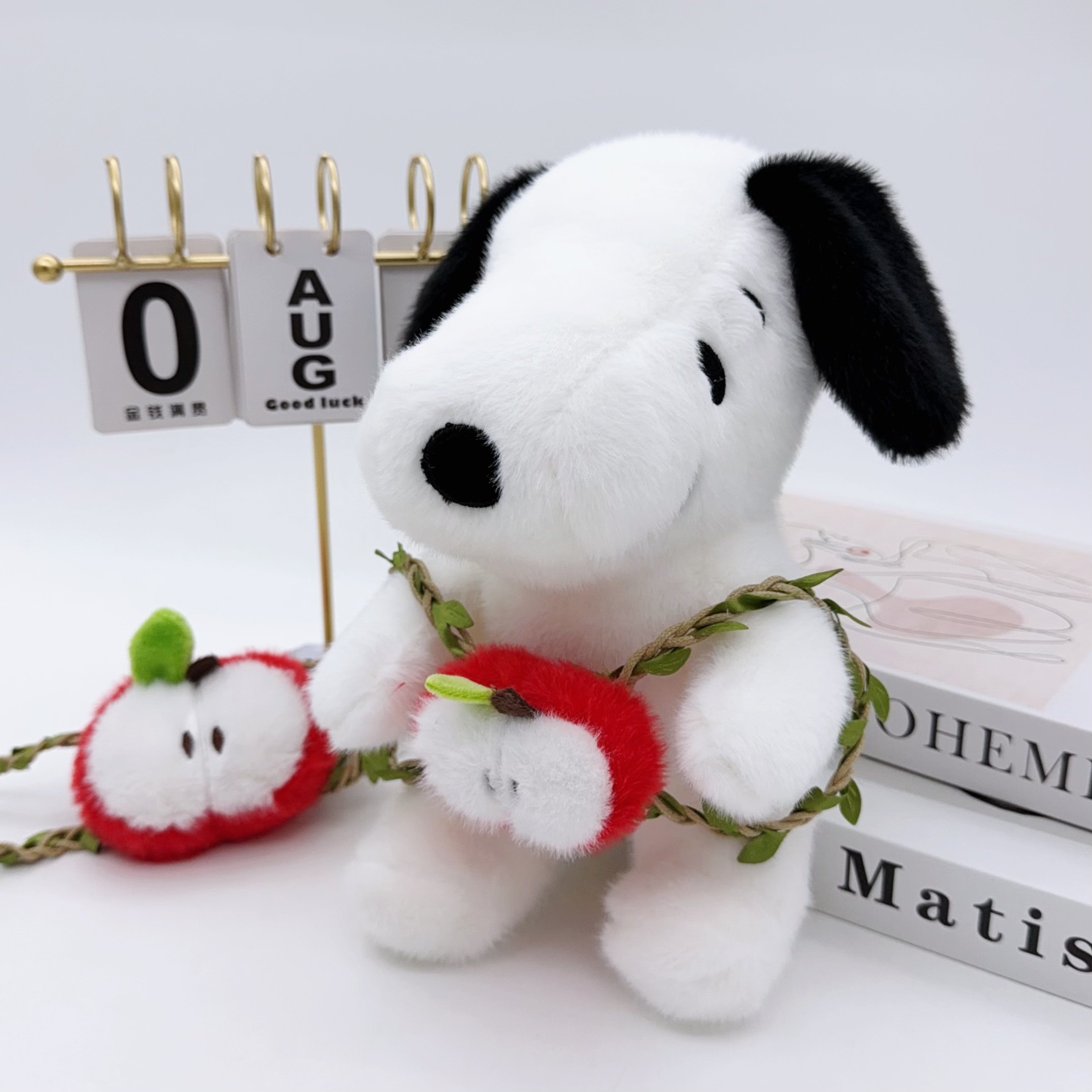 Peluche Snoopy con Mochila de Manzana 25cm