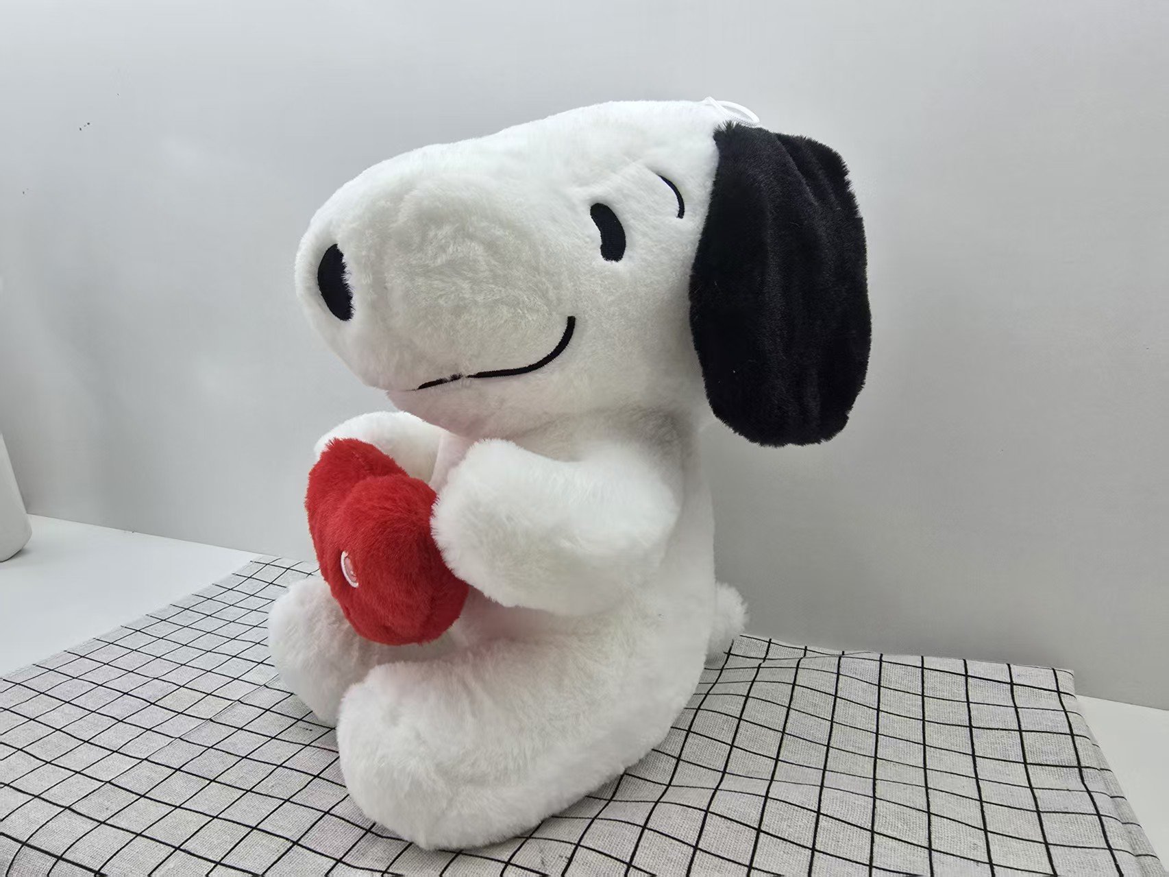 Peluche Snoopy Abrazando Corazón 25cm