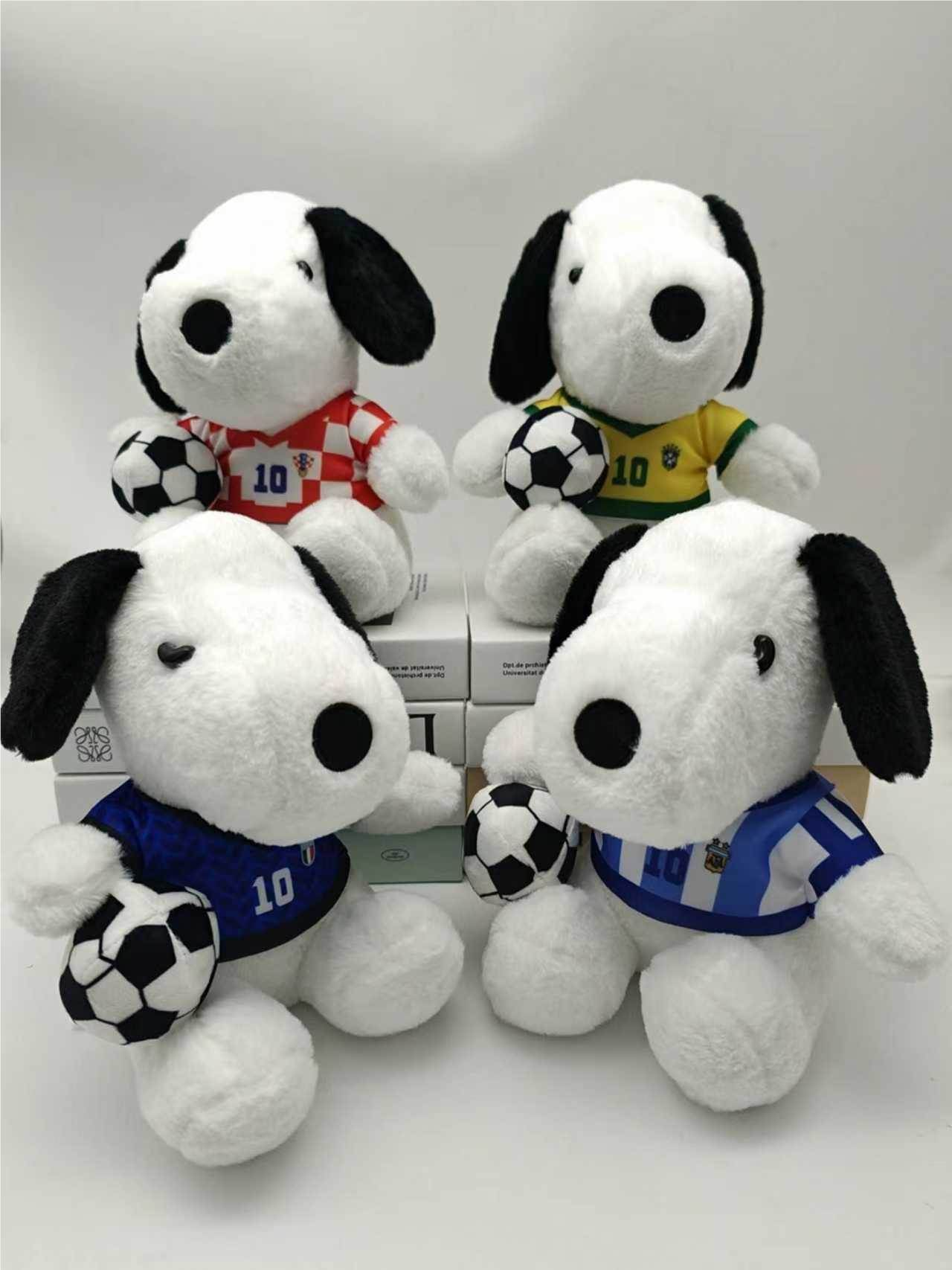 Peluche Snoopy con Balón de Fútbol 25cm