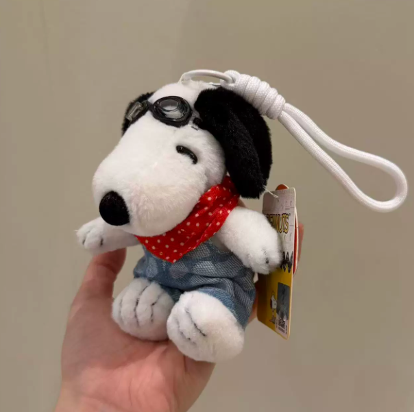 Colgante de Peluche Snoopy con Traje – Llavero Kawaii para Mochila y Bolso 10 cm